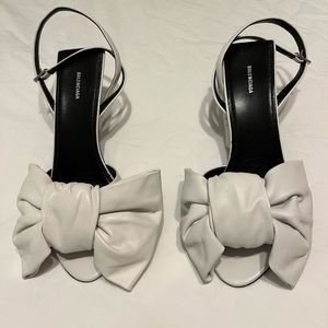 New in box Balenciaga white bow leather sandals